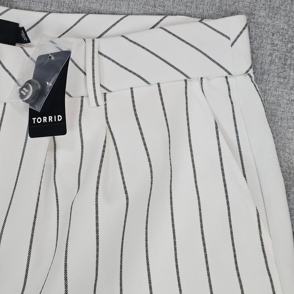 NWT Torrid Shorts Womens Size 16 White Black Pinstrip Twill Tailored Classic - Picture 4 of 11